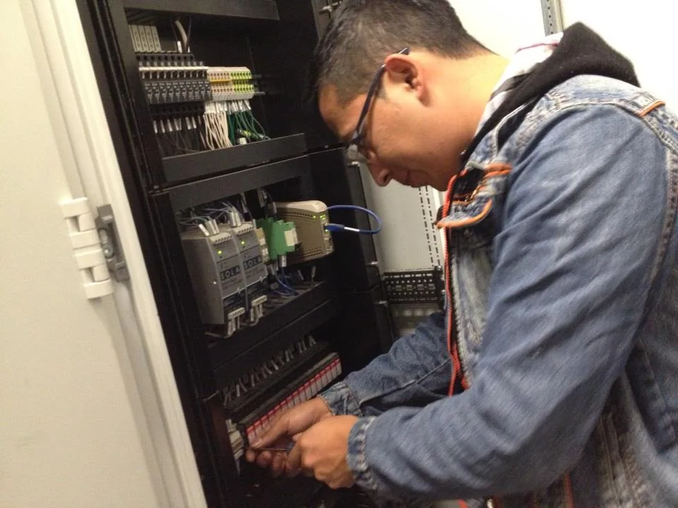 Trabajo en gabinete de control