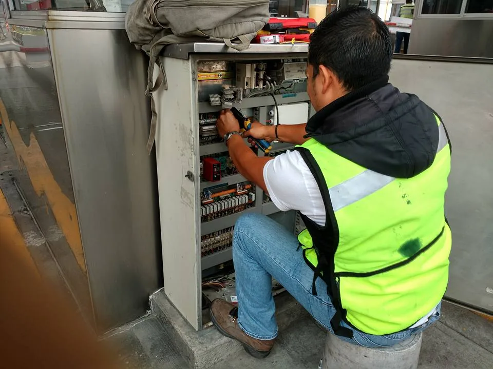 Mantenimiento de gabinete eléctrico
